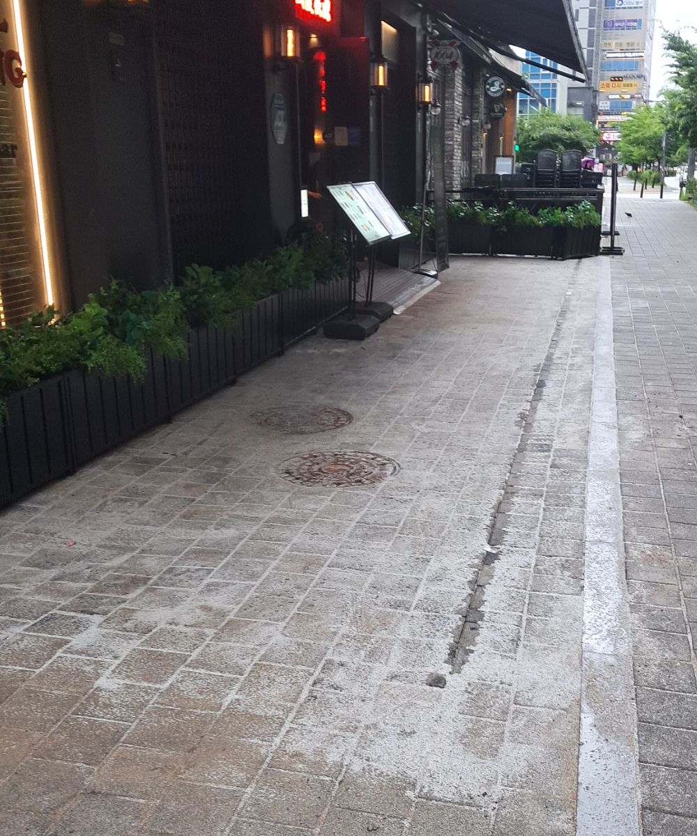 마곡 보도블럭보수 후 평평하게 정리된 외부 바닥