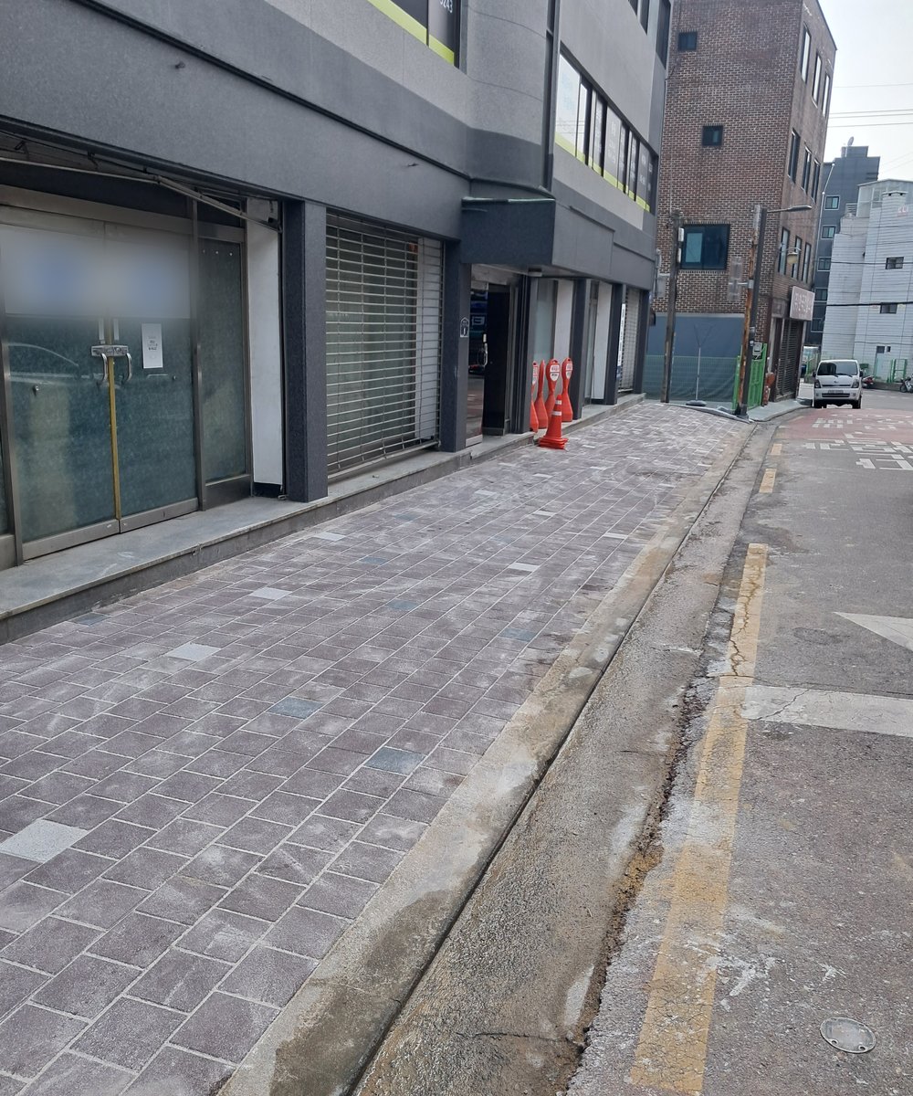 동대문구 보도블럭교체 후 새 보도블럭으로 정리된 상가 앞 보도