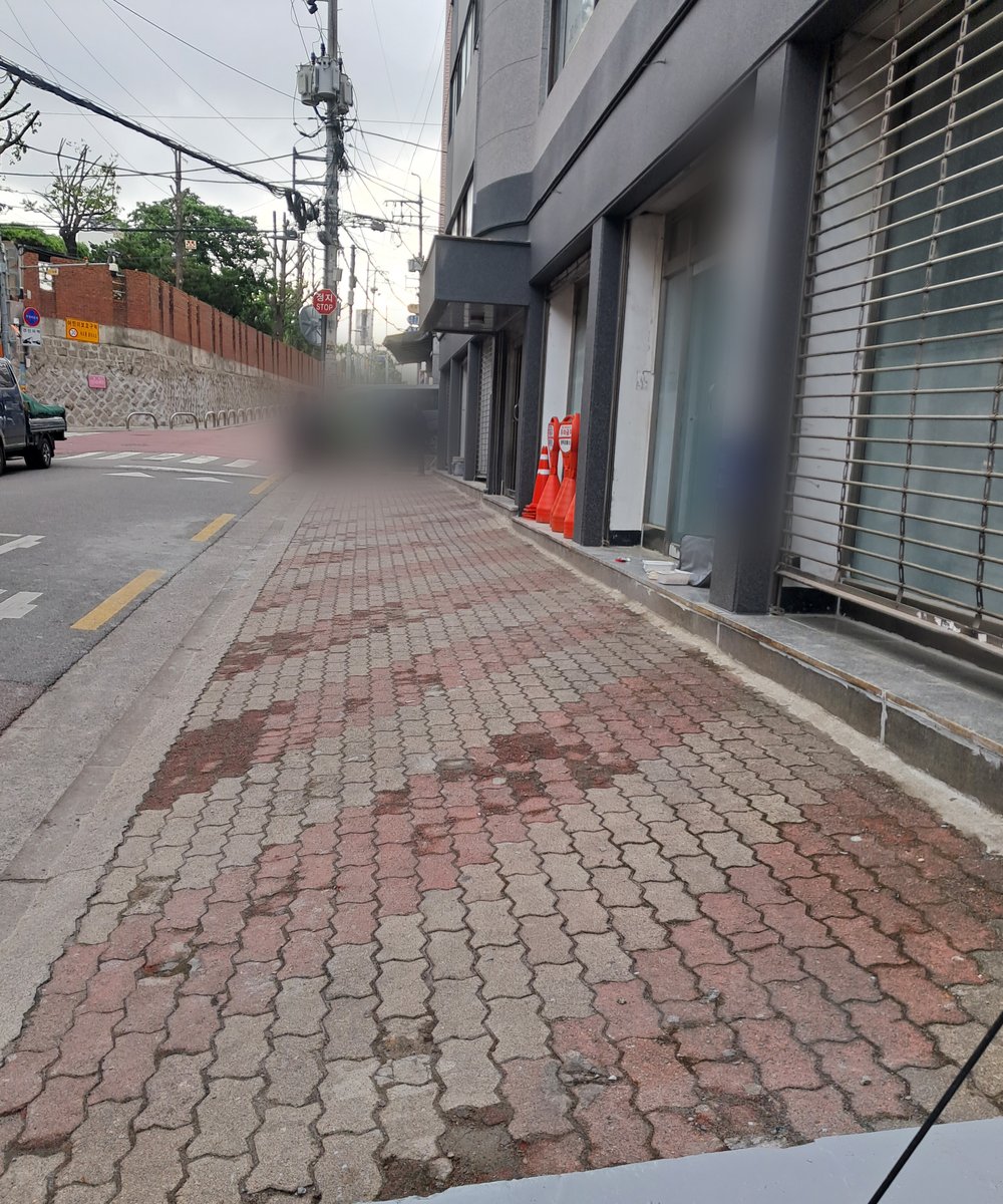 동대문구 보도블럭교체 전 깨지고 색이 바랜 상가 앞 보도