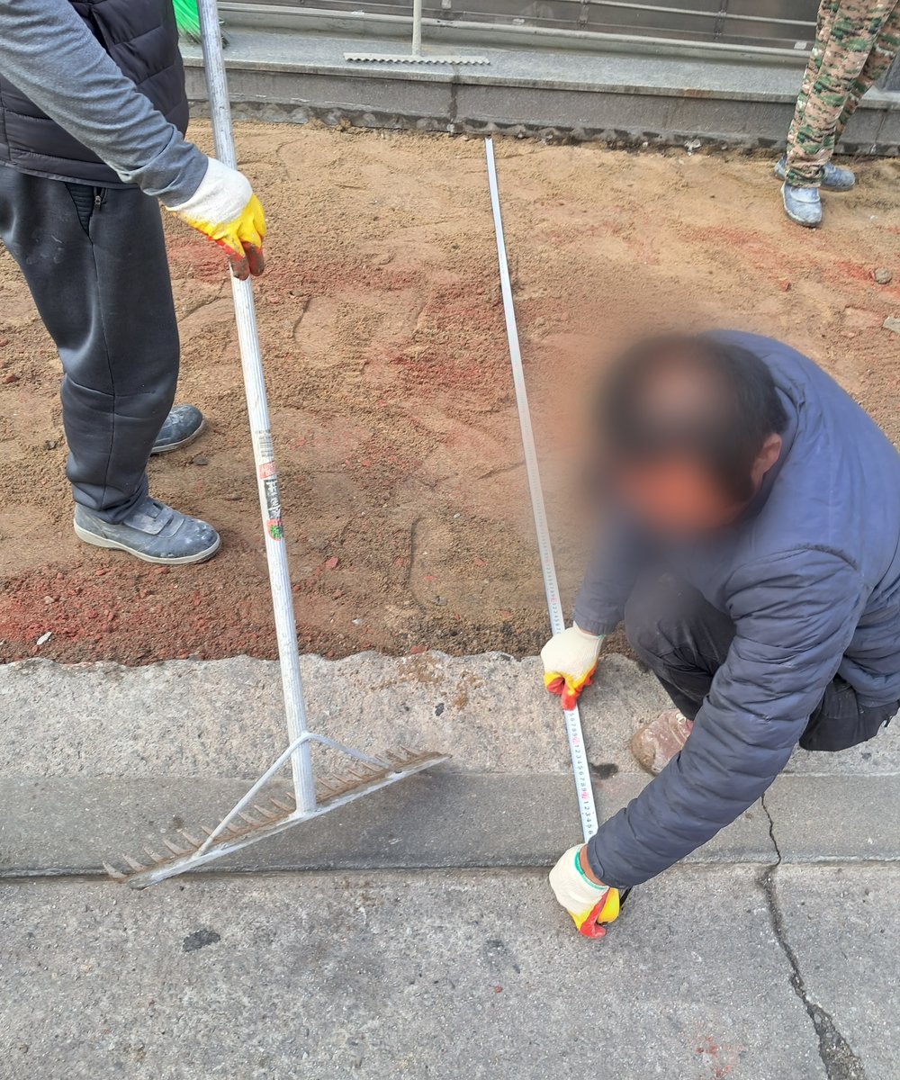 보도블럭 시공 전 높이를 확인하며 바닥을 평탄화하는 작업