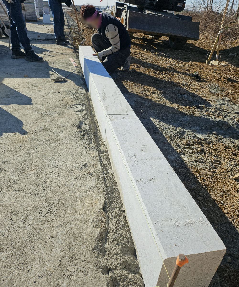 경계석 설치와 높이 조정 작업