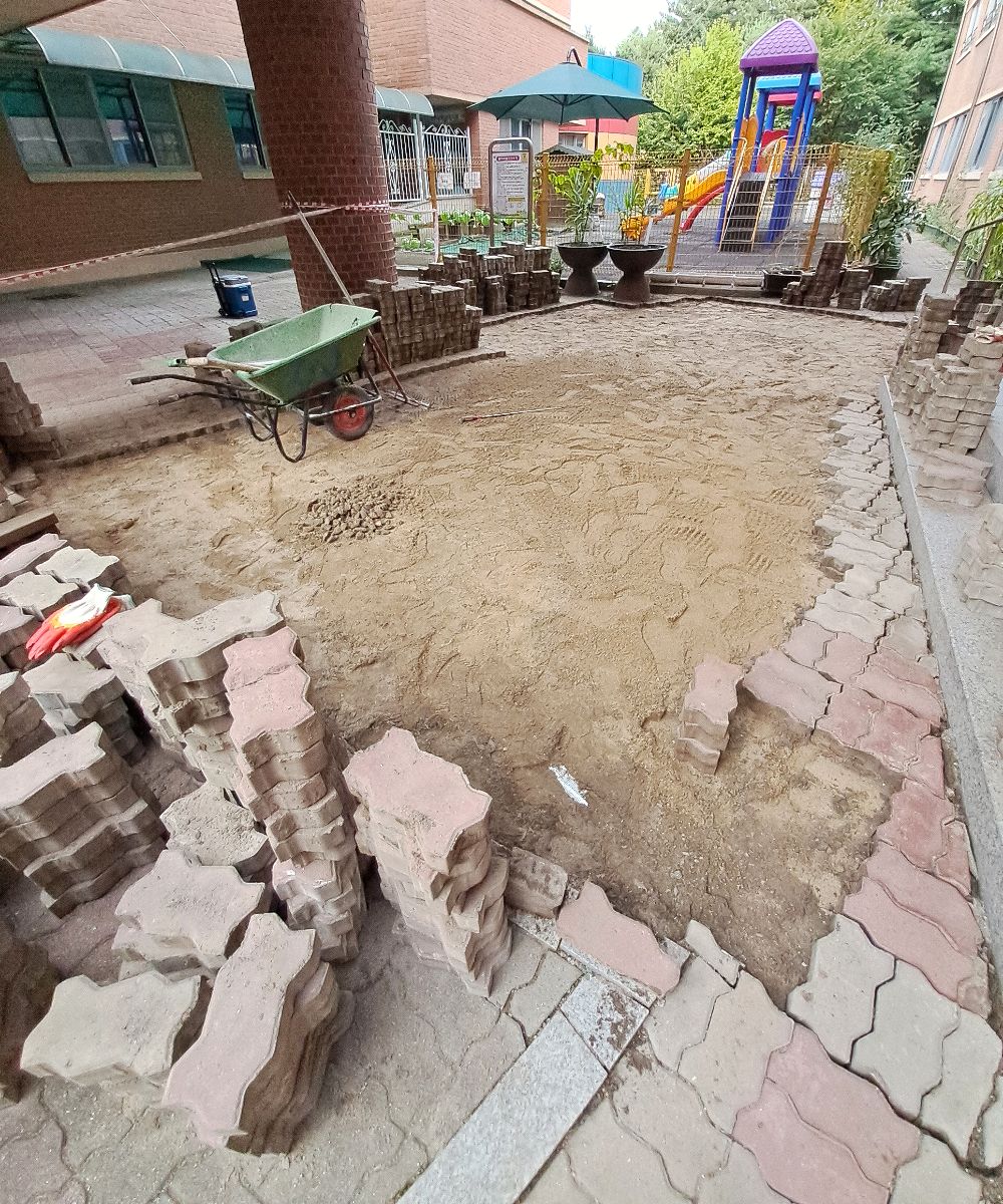보도블럭보수 중 모래 보강과 바닥 다짐 작업