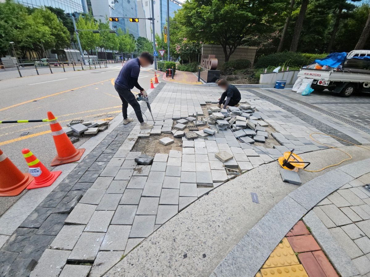 보도블럭교체를 위한 기존 보도블럭 철거 작업